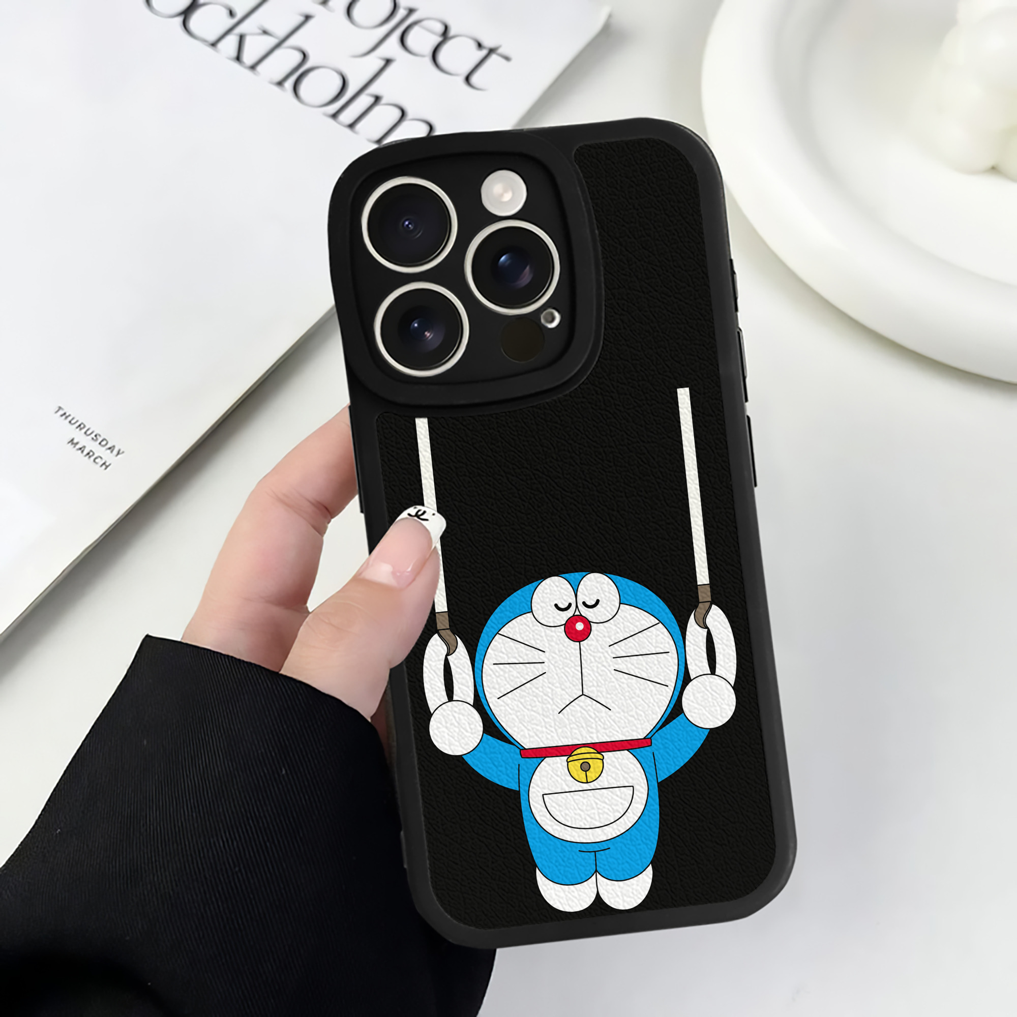 （画像用） ドラえもん Doraemon 【iPhone 16シリーズ対応】シリコンスマホケース（レザー調） 材質：シリコン